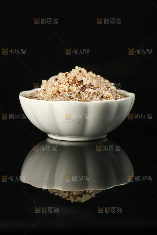深底上的三色藜麦