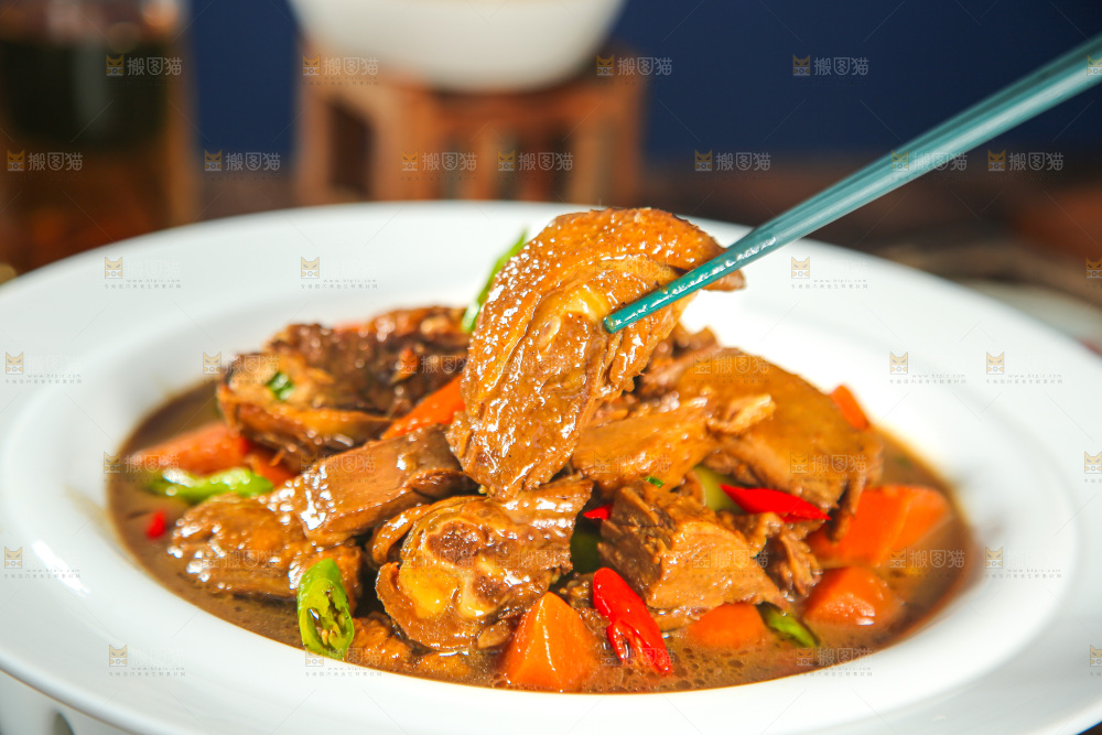 深底上的铁锅炖大鹅