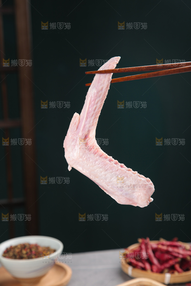盘里装着生鸭翅