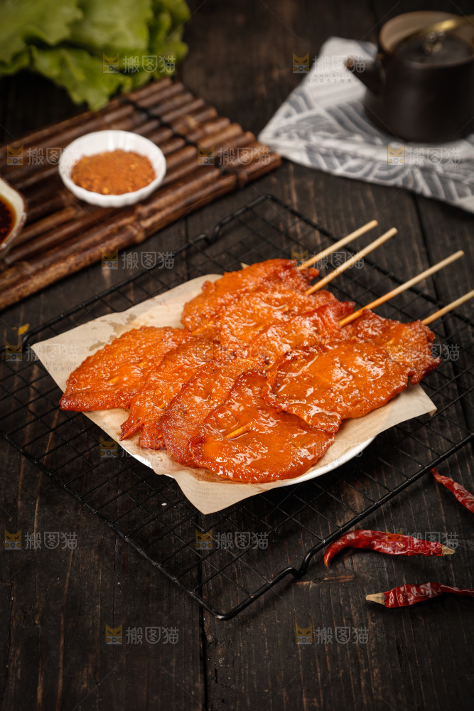 深底上的烤好的里脊肉