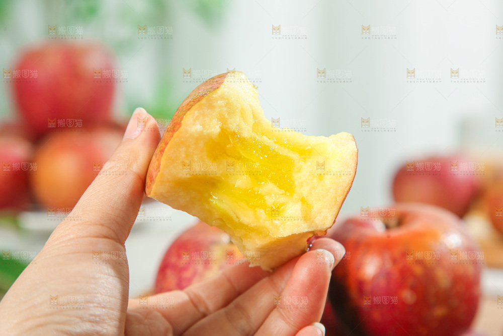 白底上的糖心苹果
