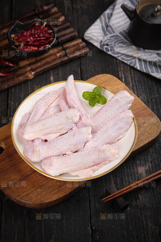 盘里装着生鸭翅