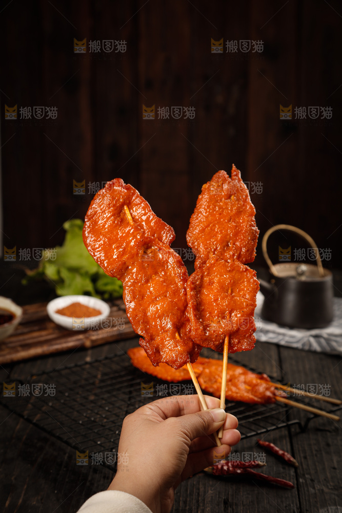 深底上的烤好的里脊肉