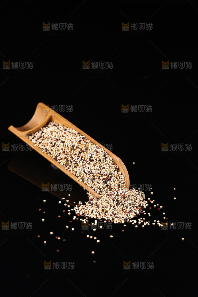 深底上的三色藜麦