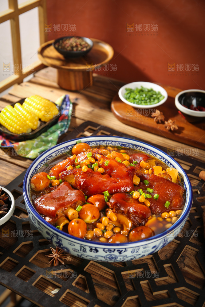 深底上的黄豆玉米猪蹄