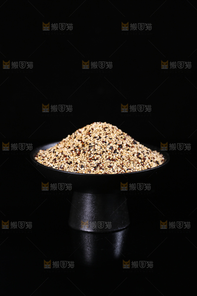 深底上的三色藜麦