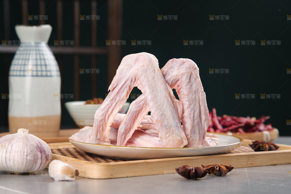盘里装着生鸭翅