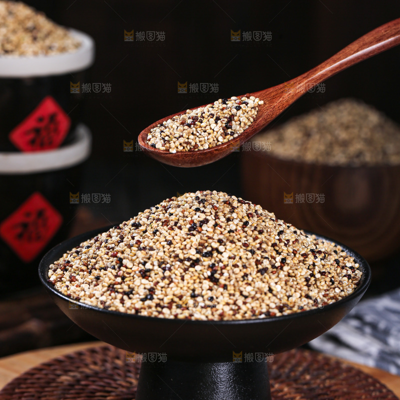 深底上的三色藜麦