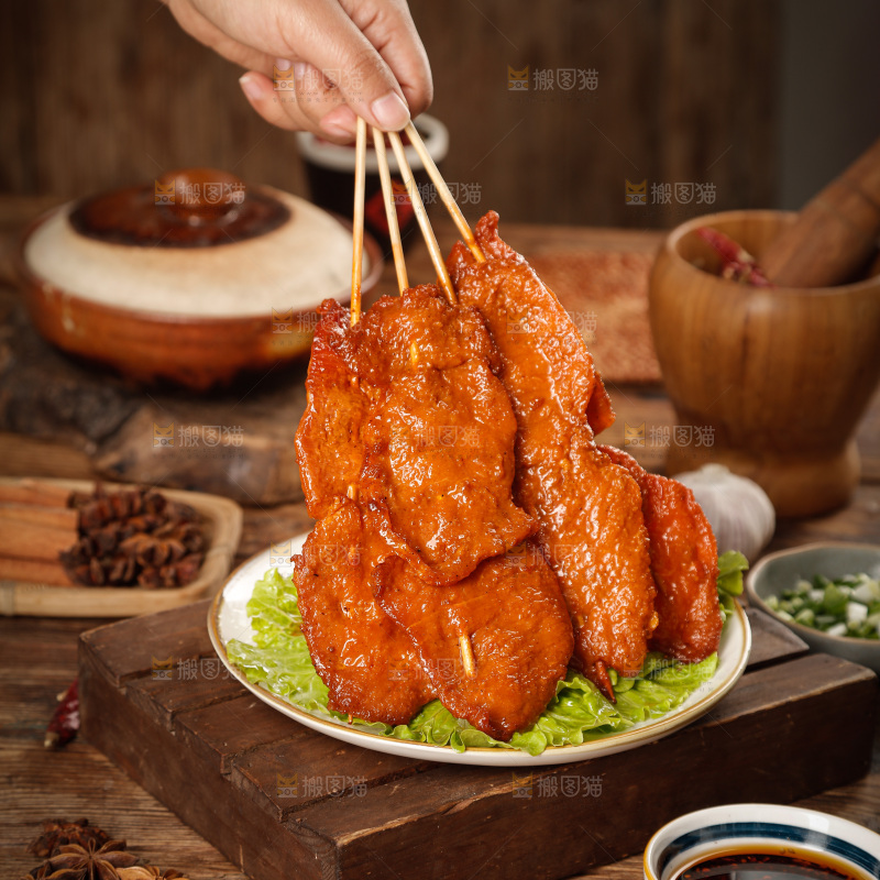 深底上的烤好的里脊肉
