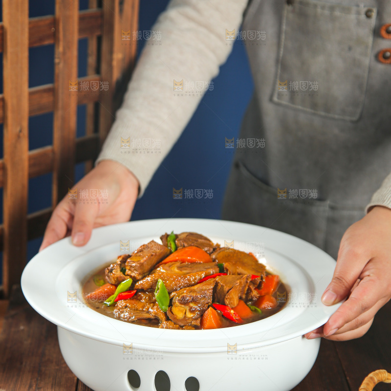 深底上的铁锅炖大鹅