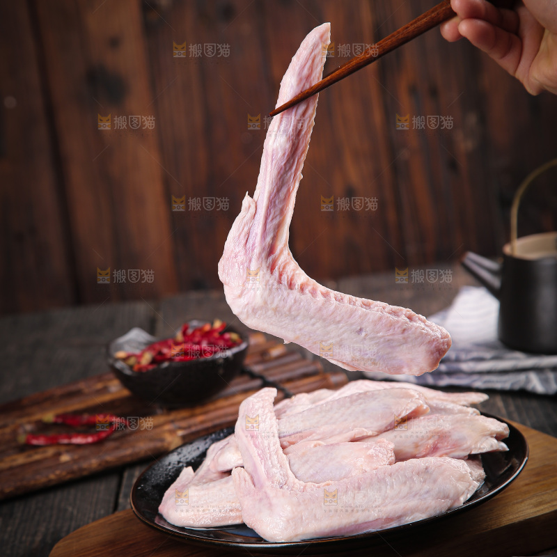 盘里装着生鸭翅