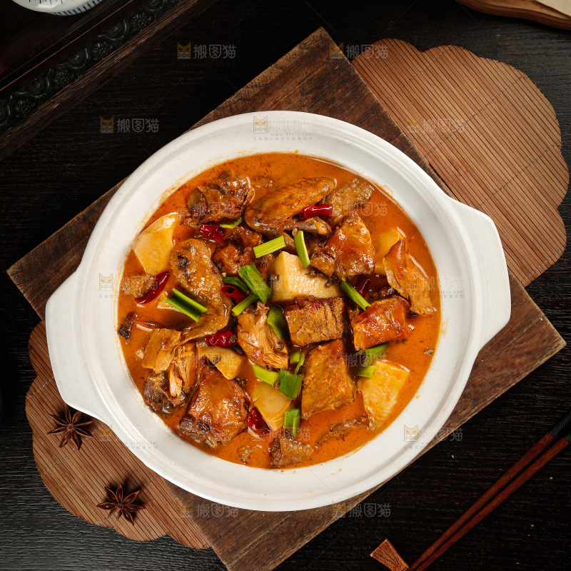 深底上的炖鹅肉
