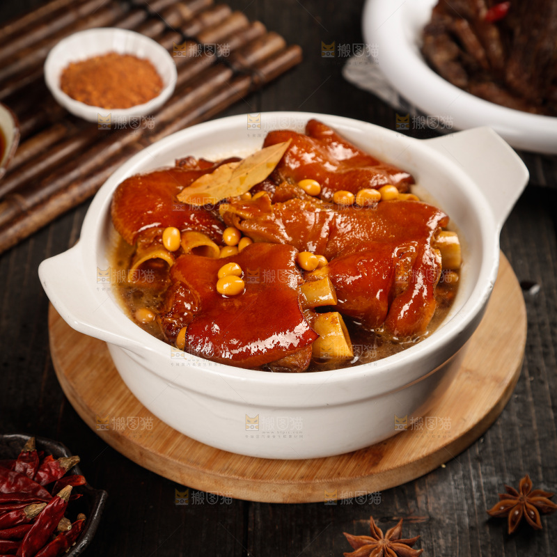 深底上的黄豆炖猪蹄