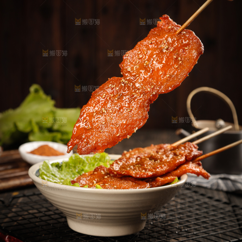 深底上的烤好的里脊肉