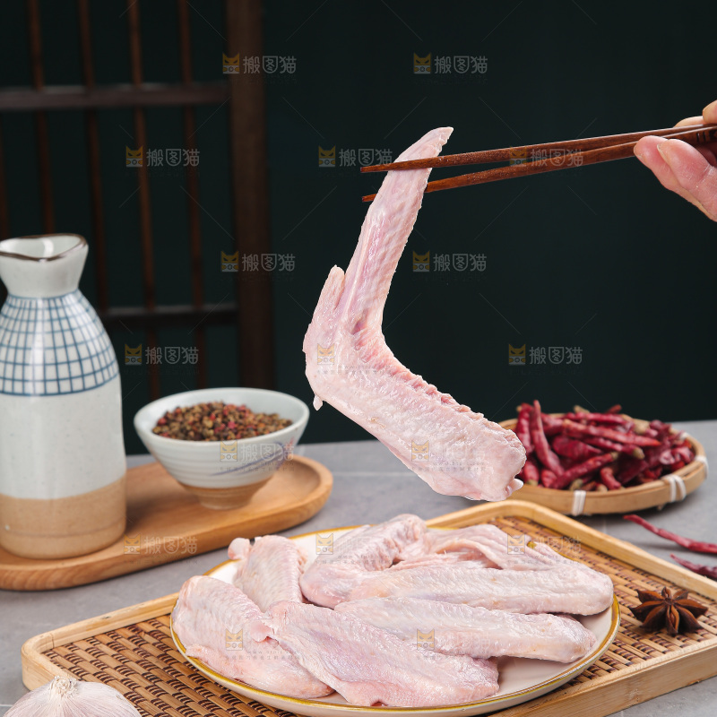 盘里装着生鸭翅