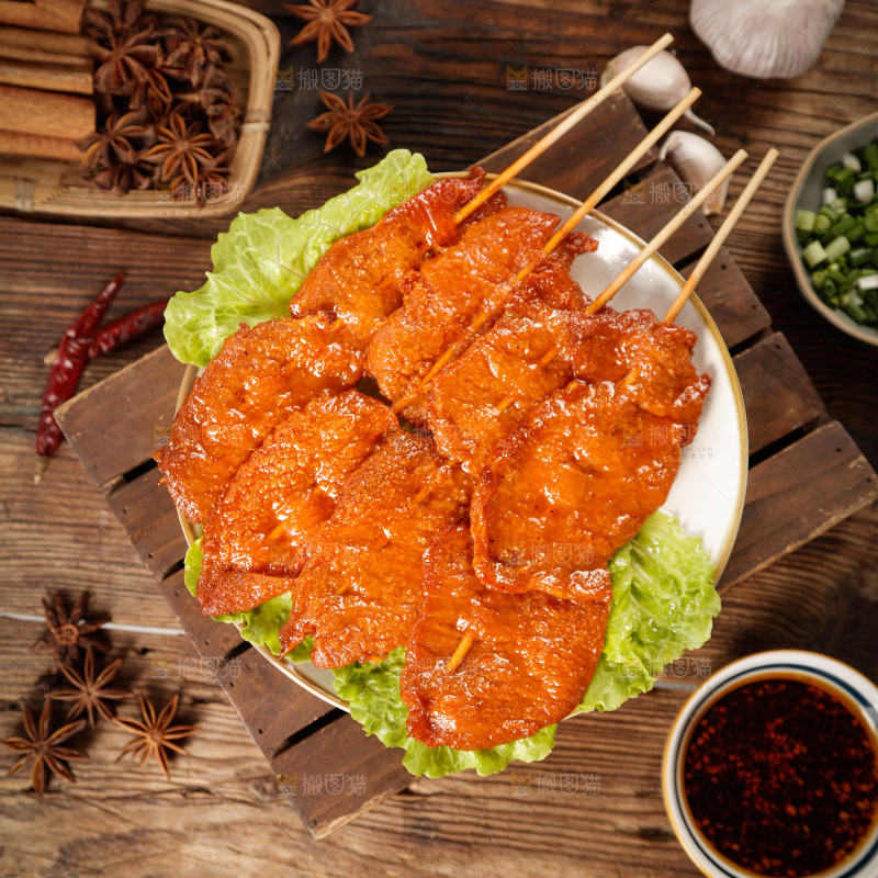 深底上的烤好的里脊肉