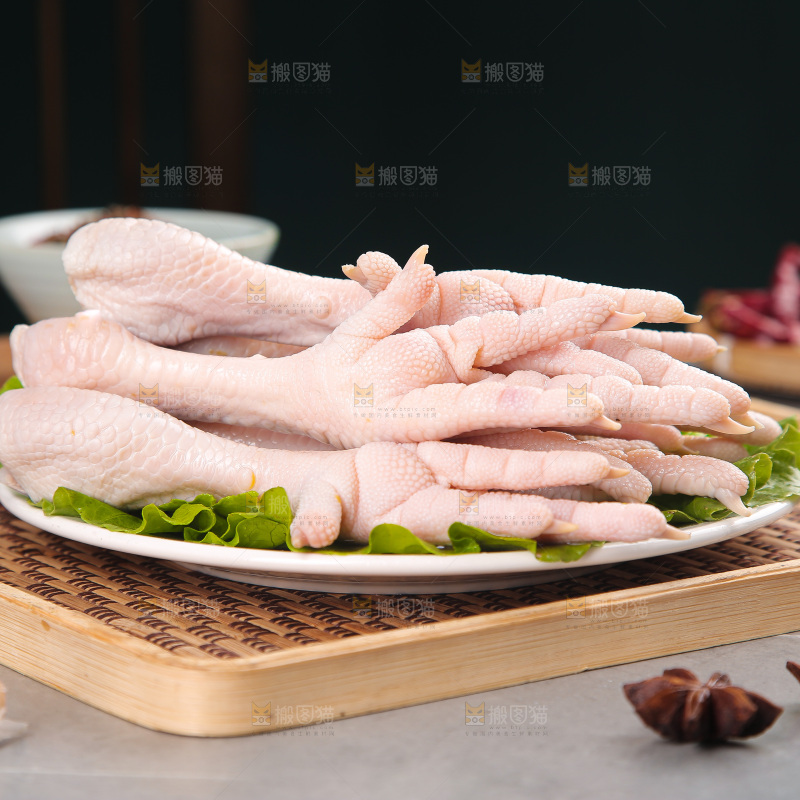 浅底上的生鸡爪