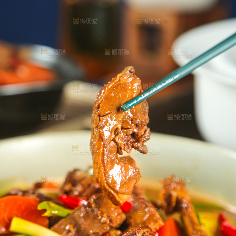 深底上的铁锅炖大鹅