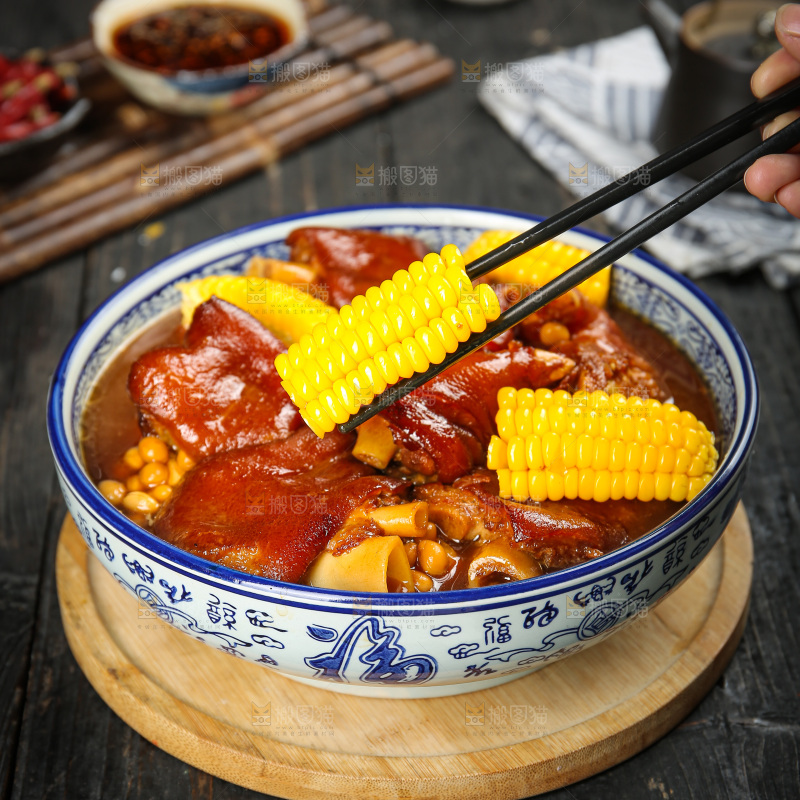 深底上的黄豆玉米猪蹄