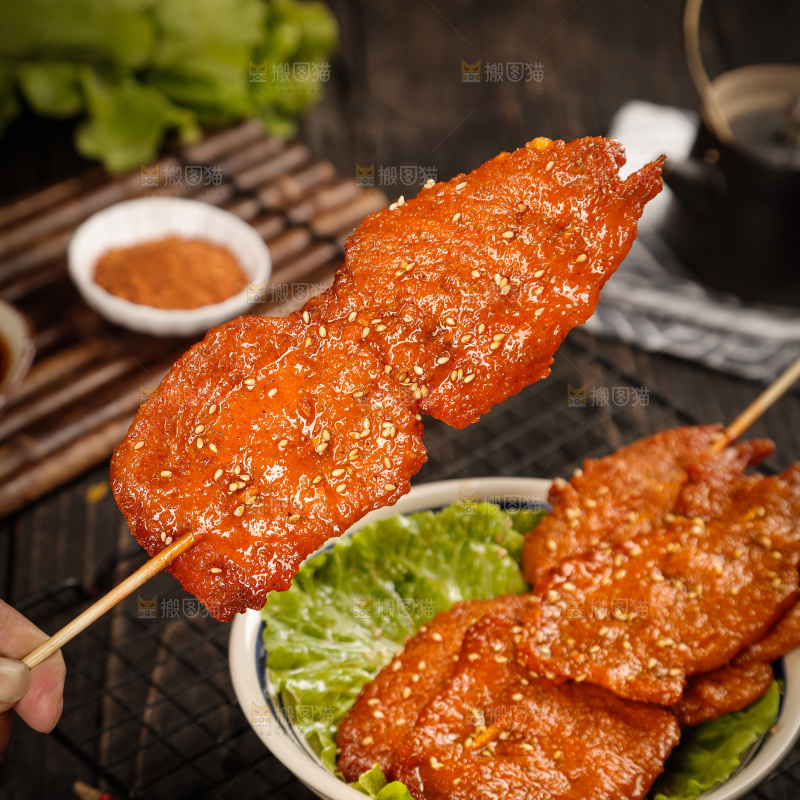 深底上的烤好的里脊肉