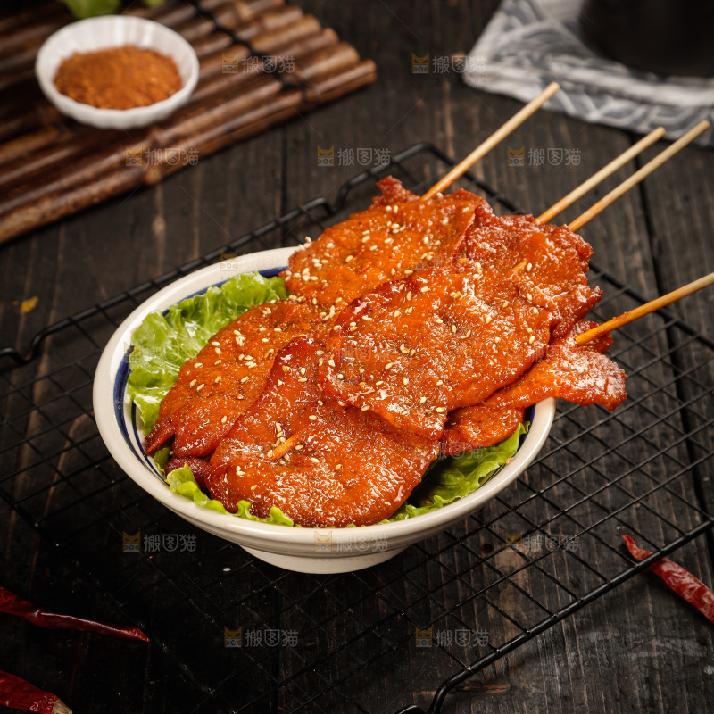 深底上的烤好的里脊肉