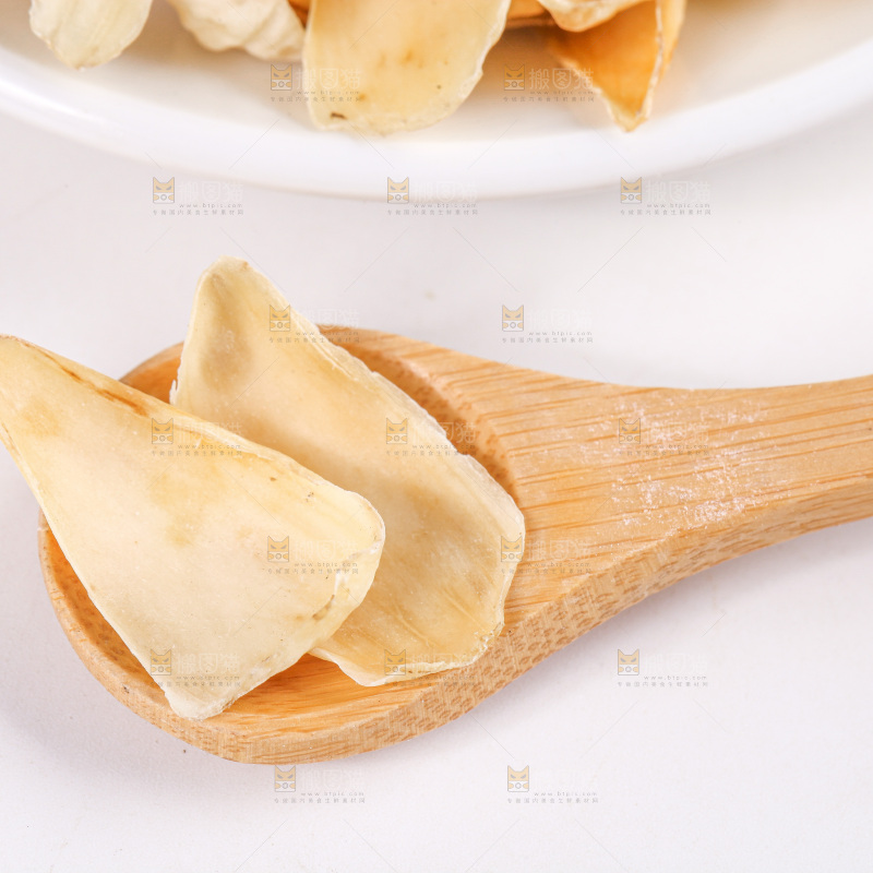 白底上的百合干