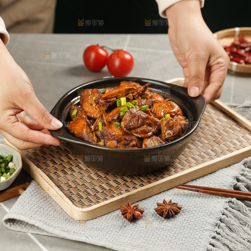 深底上的炖鹅肉