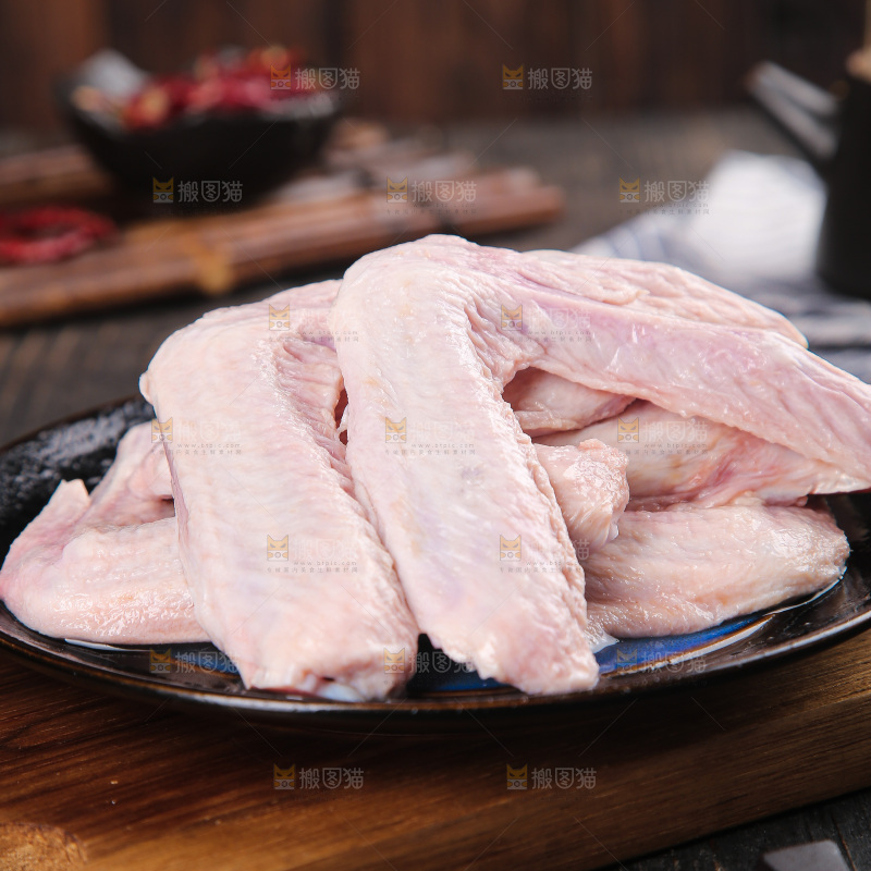 盘里装着生鸭翅