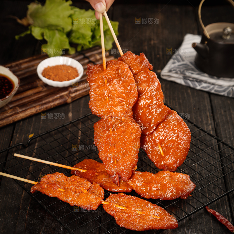 深底上的烤好的里脊肉
