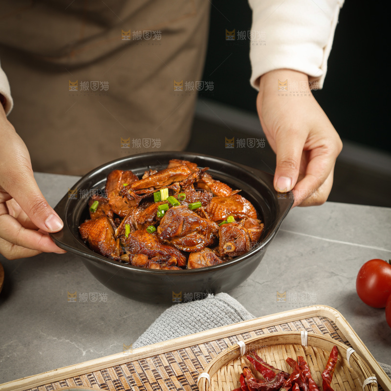 深底上的炖鹅肉