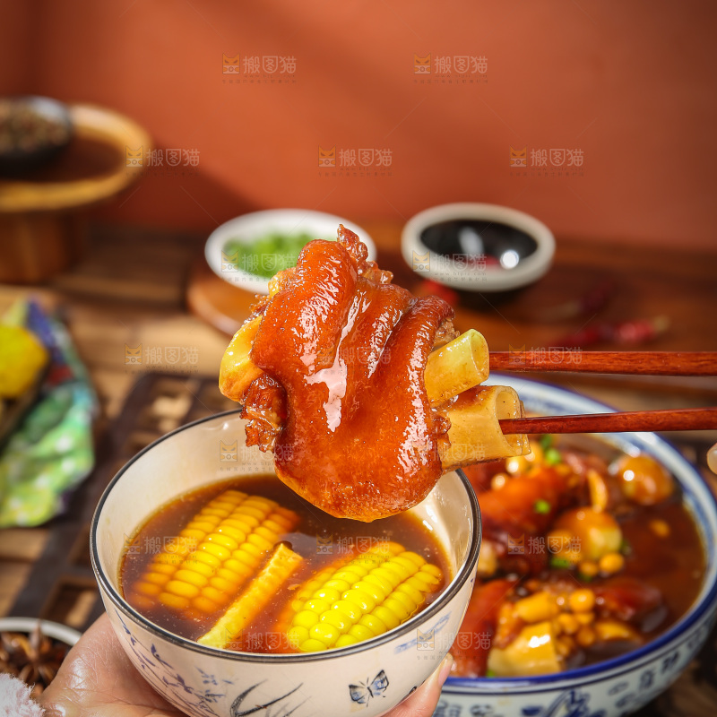 深底上的黄豆玉米猪蹄