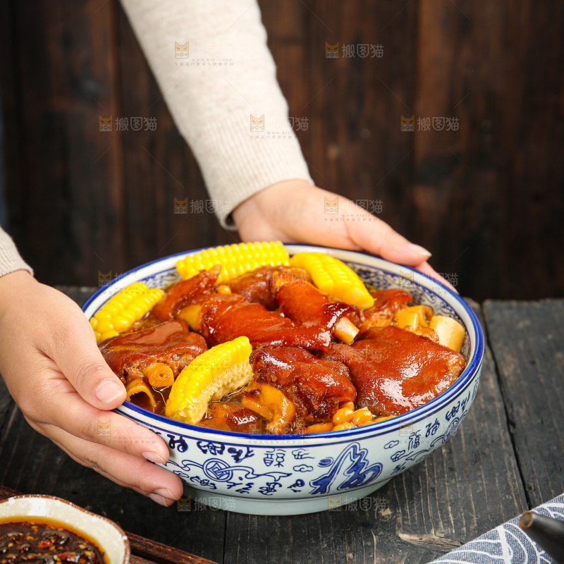 深底上的黄豆玉米猪蹄