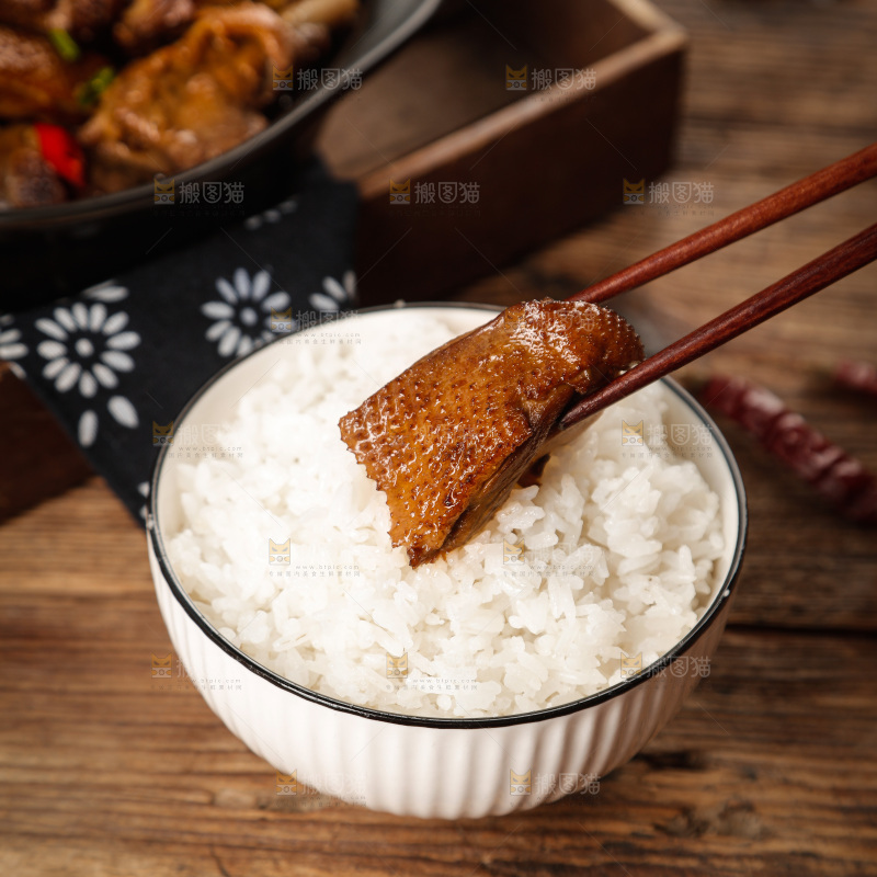 深底上的炖鹅肉