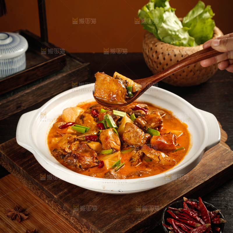 深底上的炖鹅肉