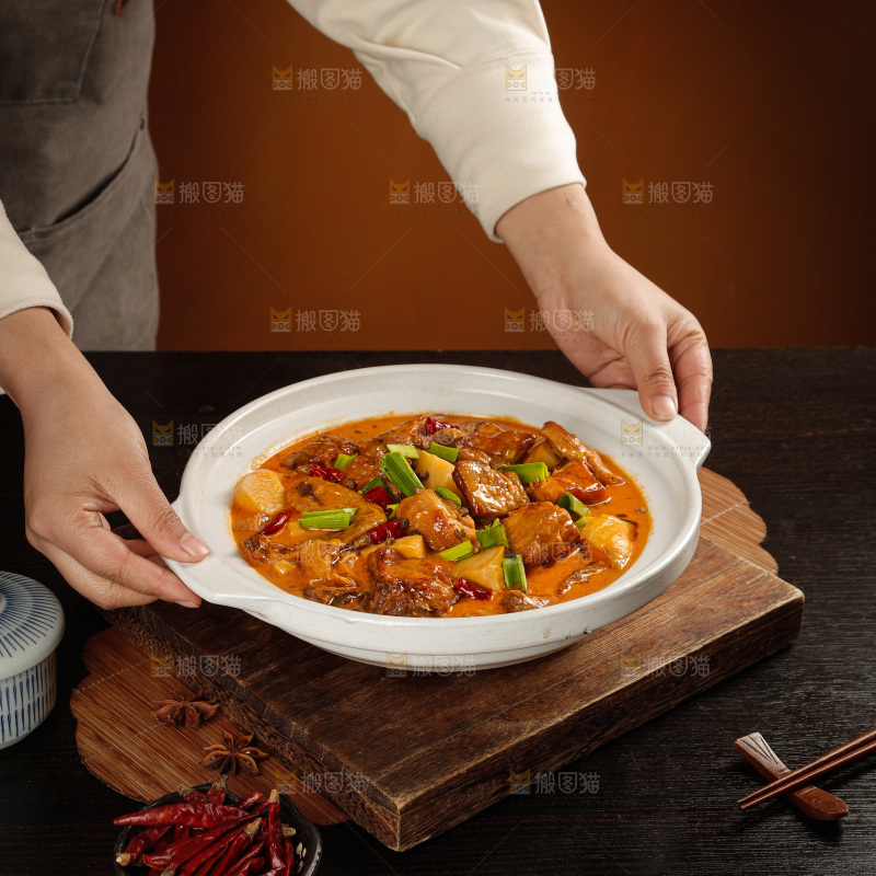 深底上的炖鹅肉