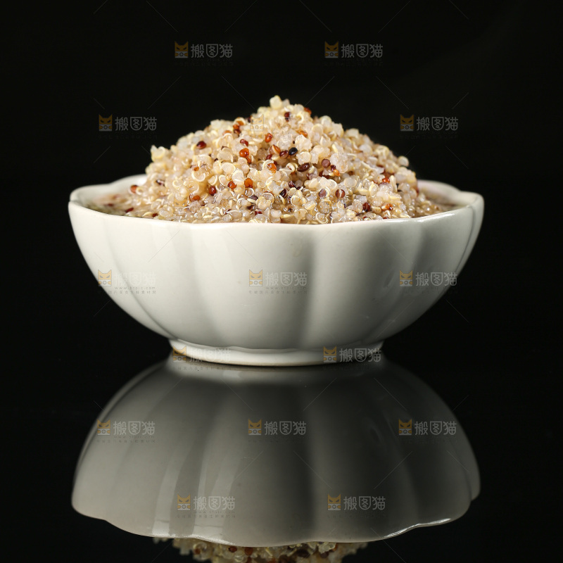 深底上的三色藜麦