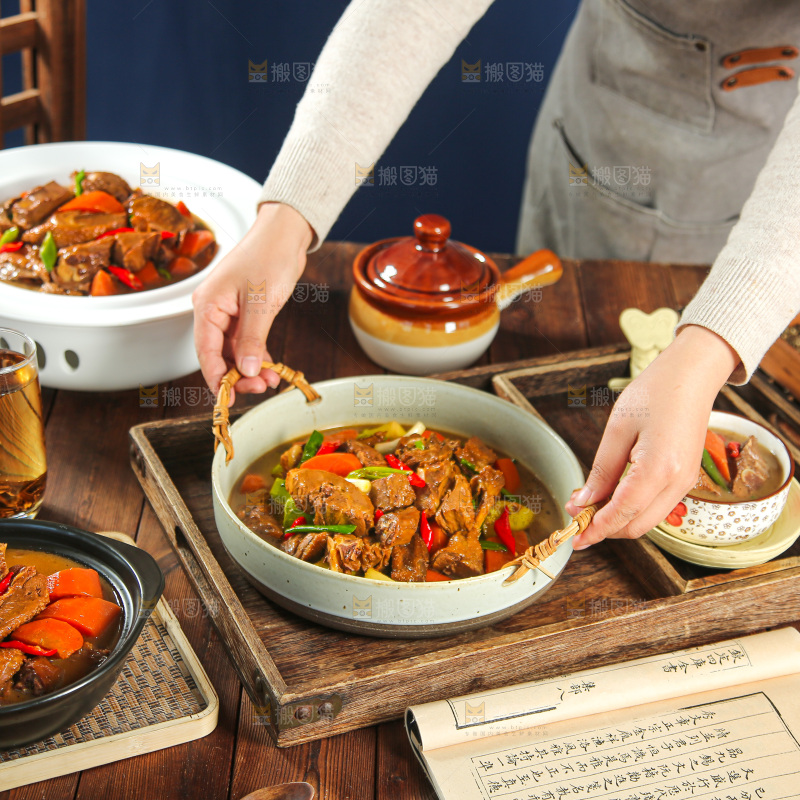 深底上的铁锅炖大鹅