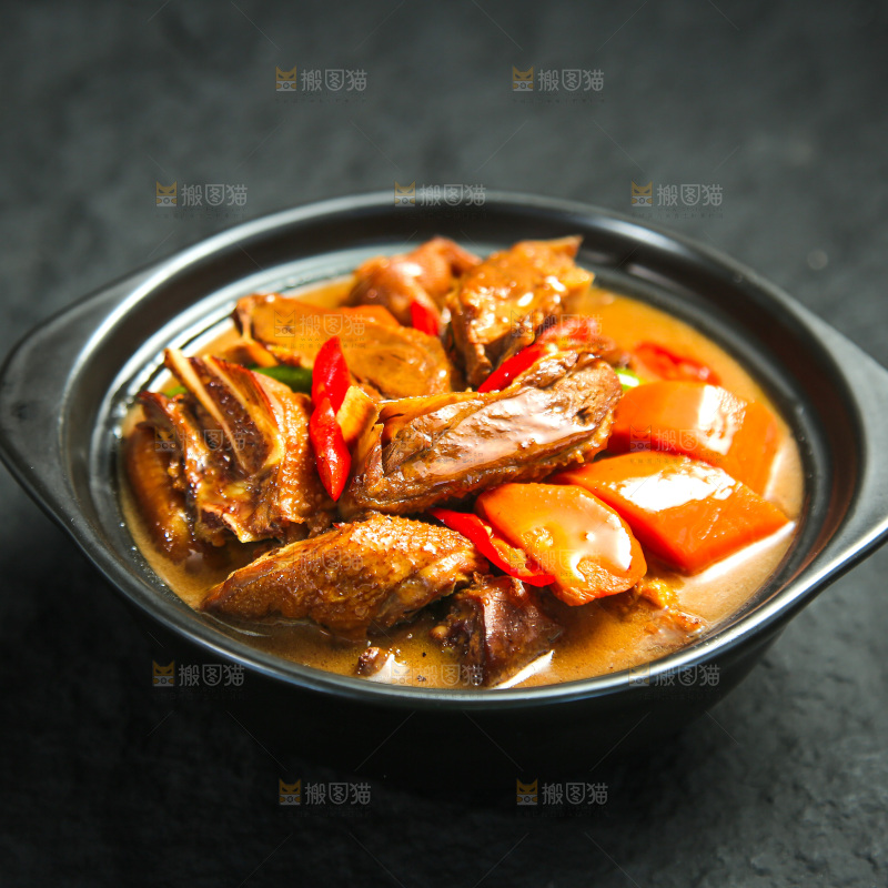 深底上的铁锅炖大鹅