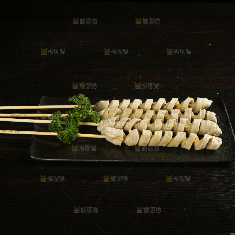 深底上的烤好的面筋