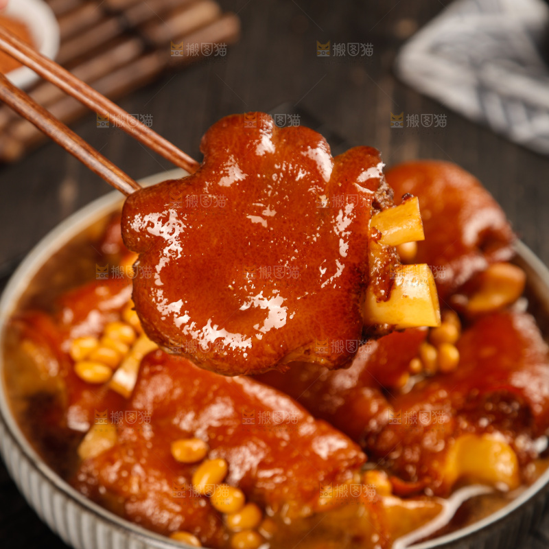 深底上的黄豆炖猪蹄