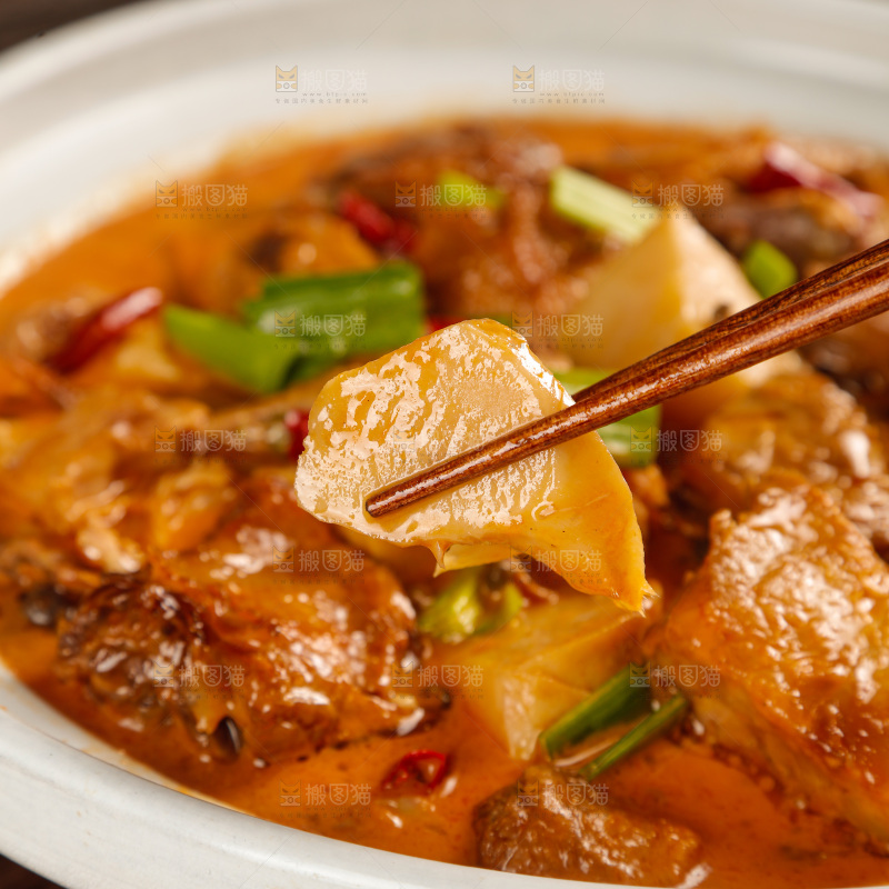 深底上的炖鹅肉