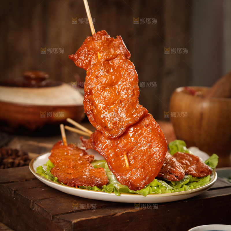 深底上的烤好的里脊肉