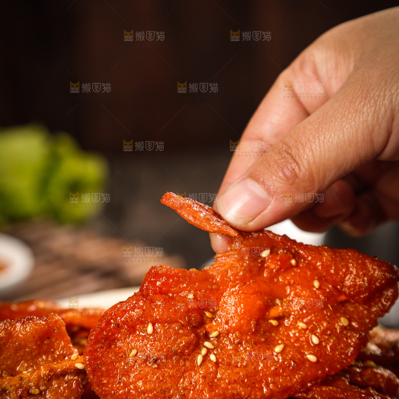 深底上的烤好的里脊肉