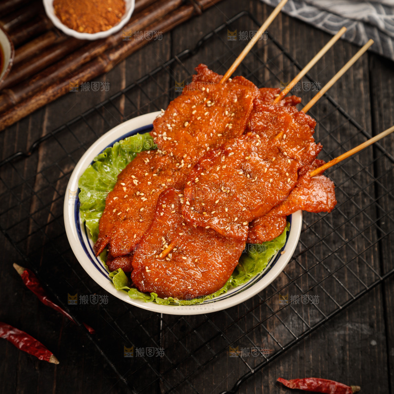 深底上的烤好的里脊肉