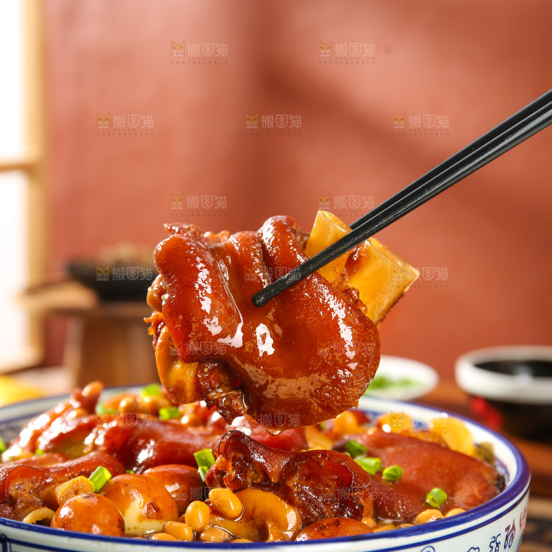 深底上的黄豆玉米猪蹄
