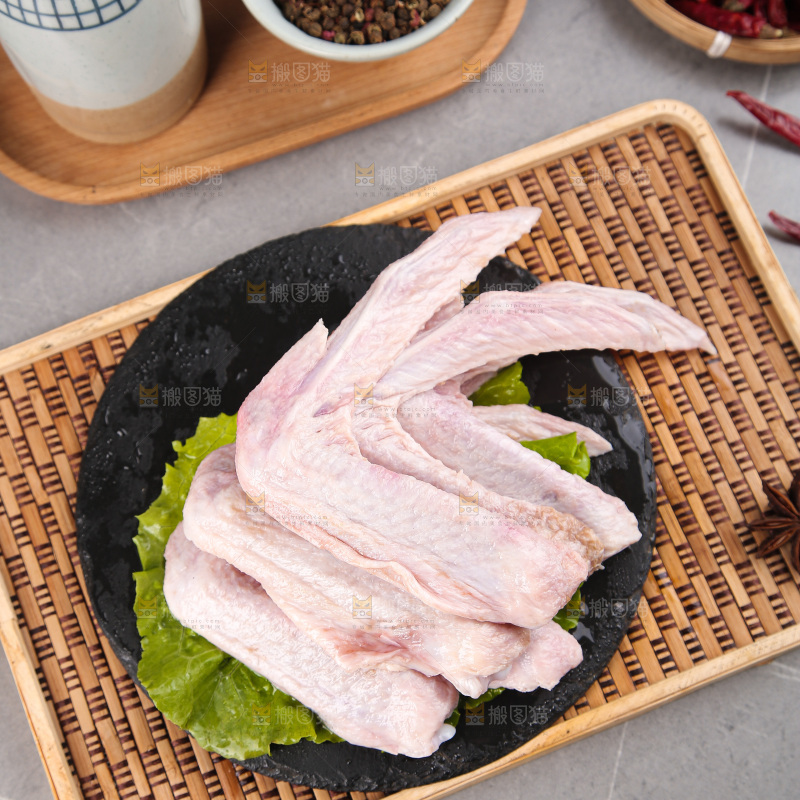 盘里装着生鸭翅