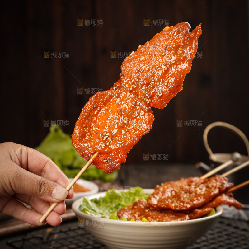 深底上的烤好的里脊肉