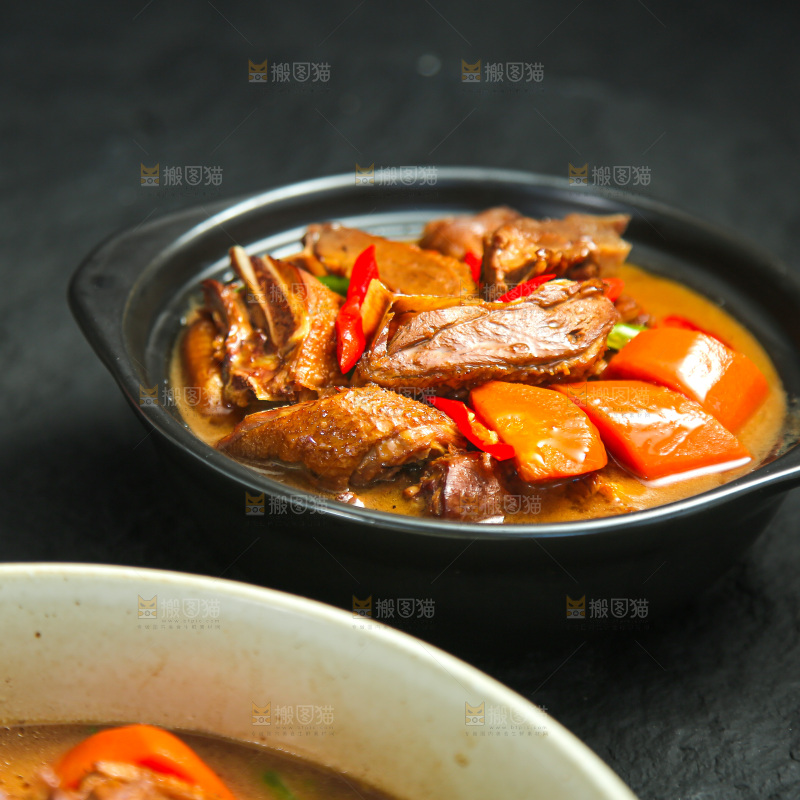 深底上的铁锅炖大鹅