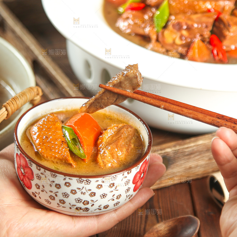 深底上的铁锅炖大鹅