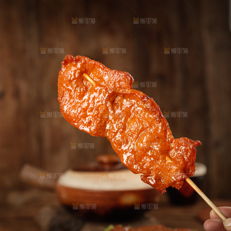 深底上的烤好的里脊肉